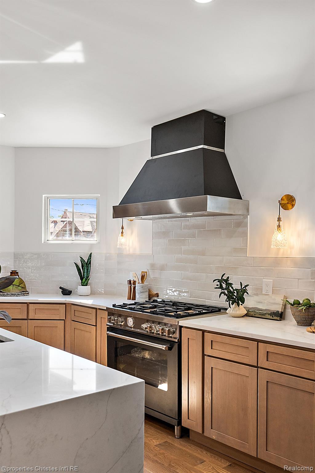 2423 CHICAGO Boulevard