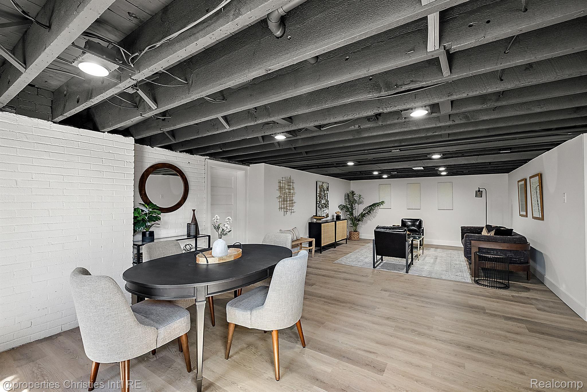 2423 CHICAGO Boulevard