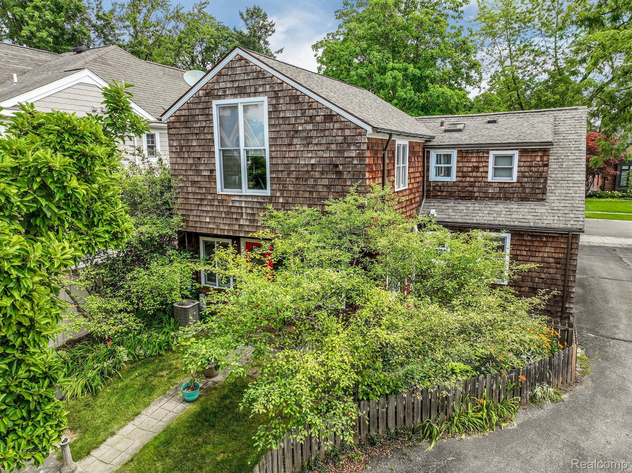549 Lakeview Avenue