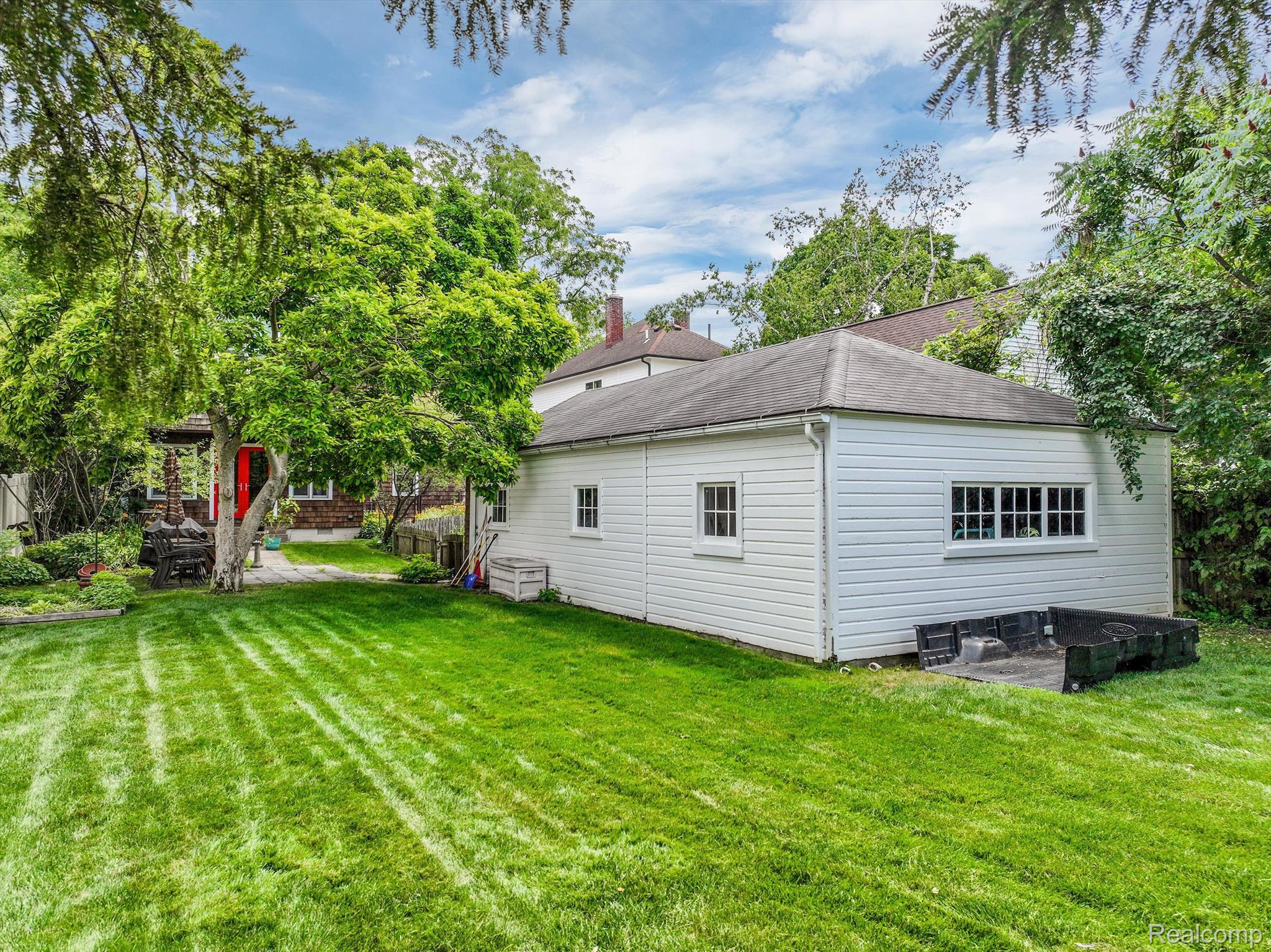 549 Lakeview Avenue