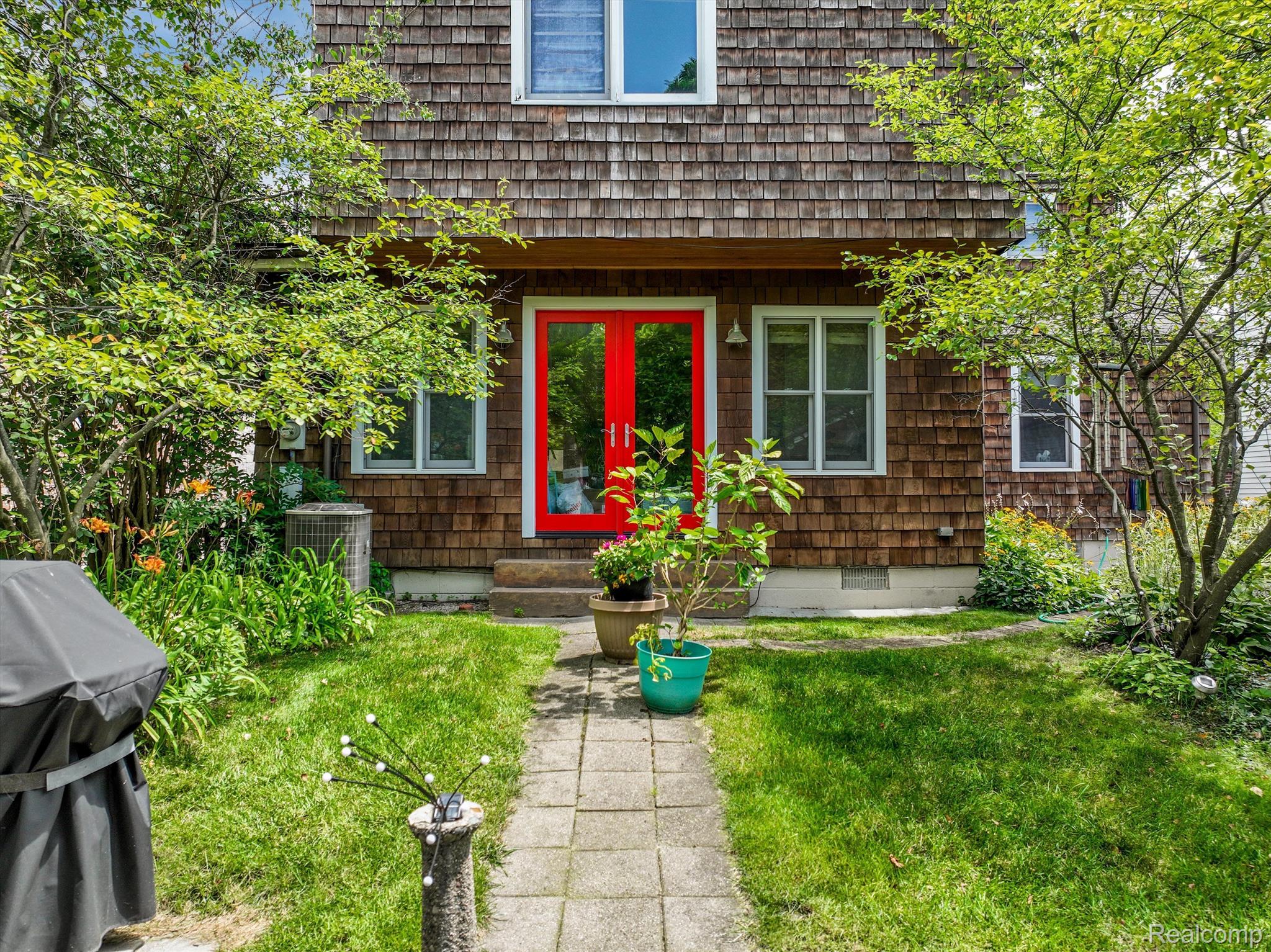 549 Lakeview Avenue