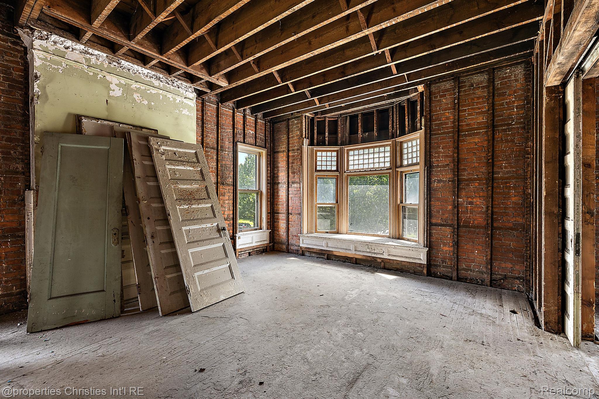 255 E FERRY Street