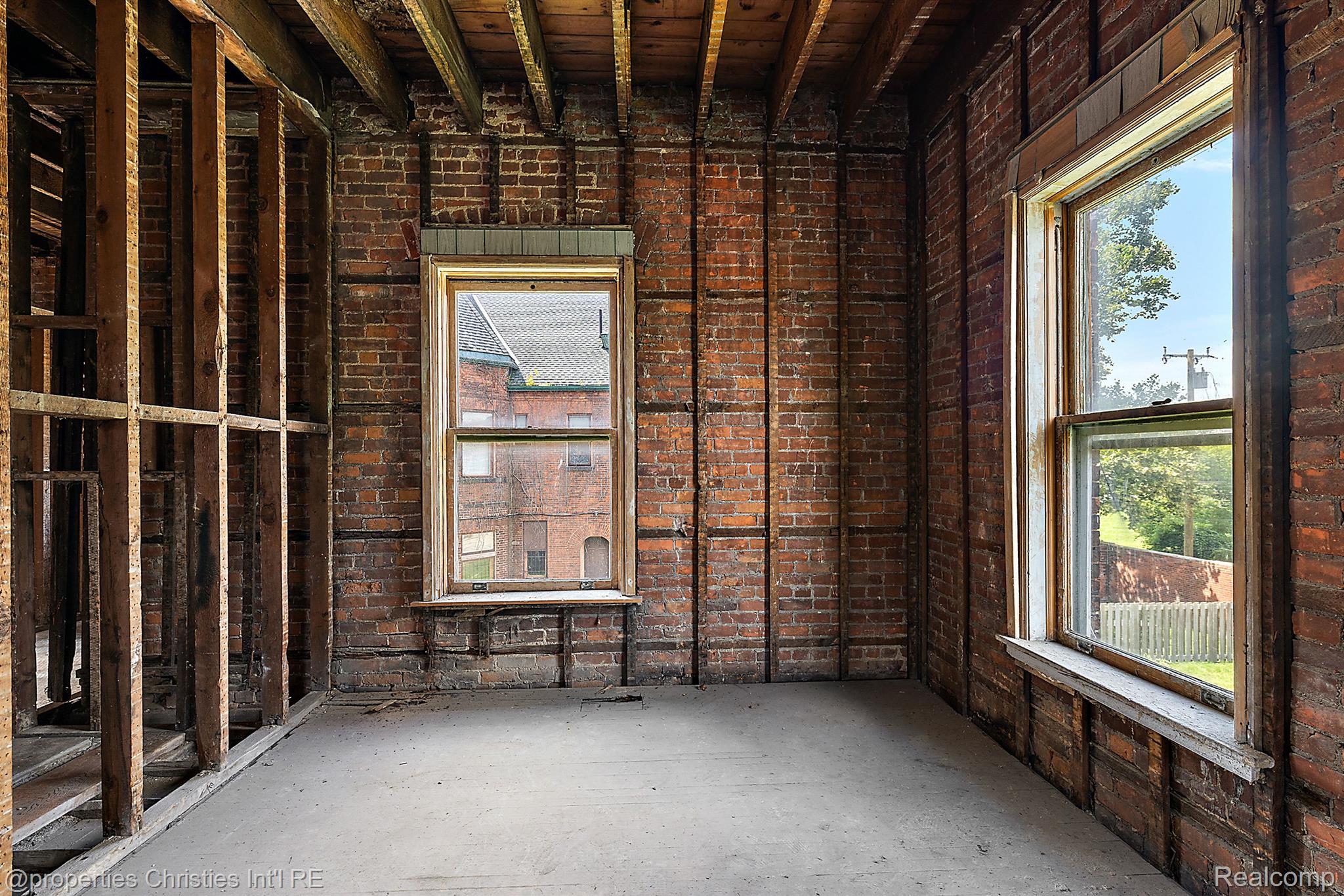 255 E FERRY Street