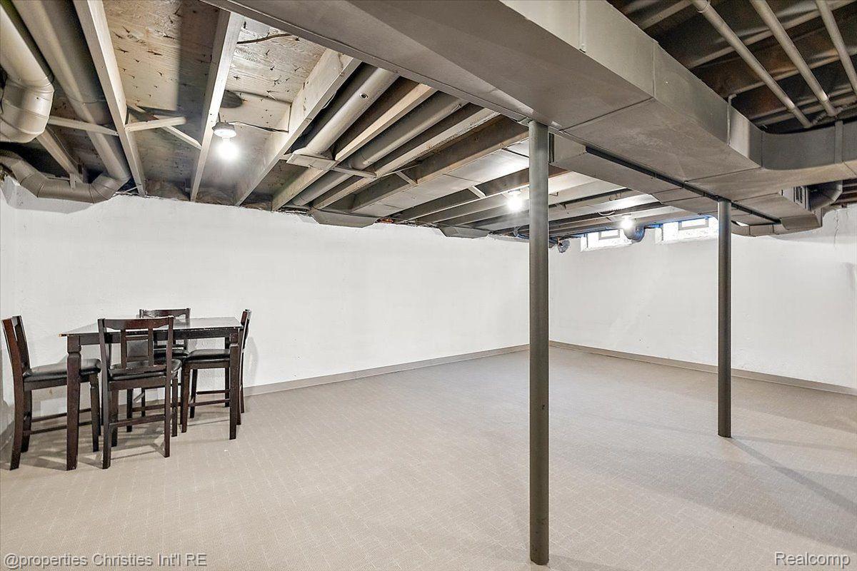 20549 WILLIAMSBURG Court