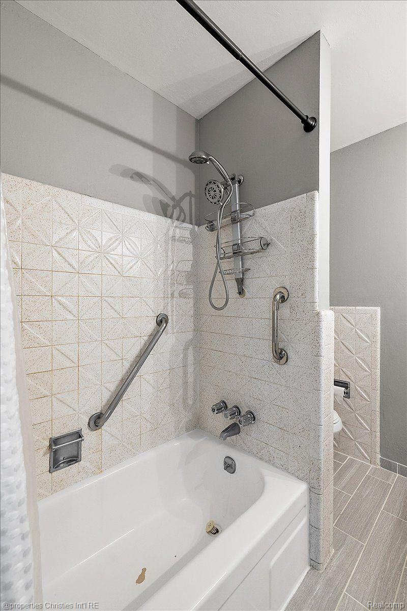 20549 WILLIAMSBURG Court