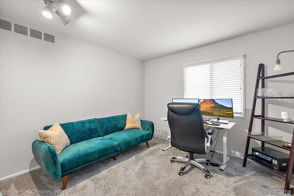 20549 WILLIAMSBURG Court