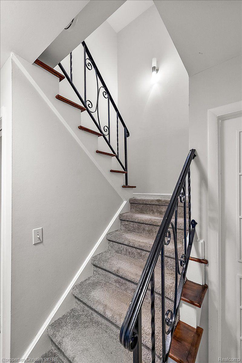 20549 WILLIAMSBURG Court