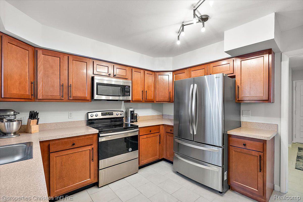 20549 WILLIAMSBURG Court