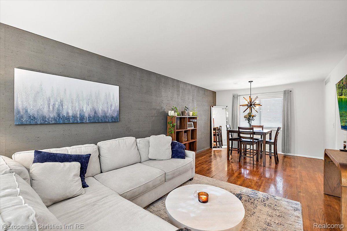 20549 WILLIAMSBURG Court