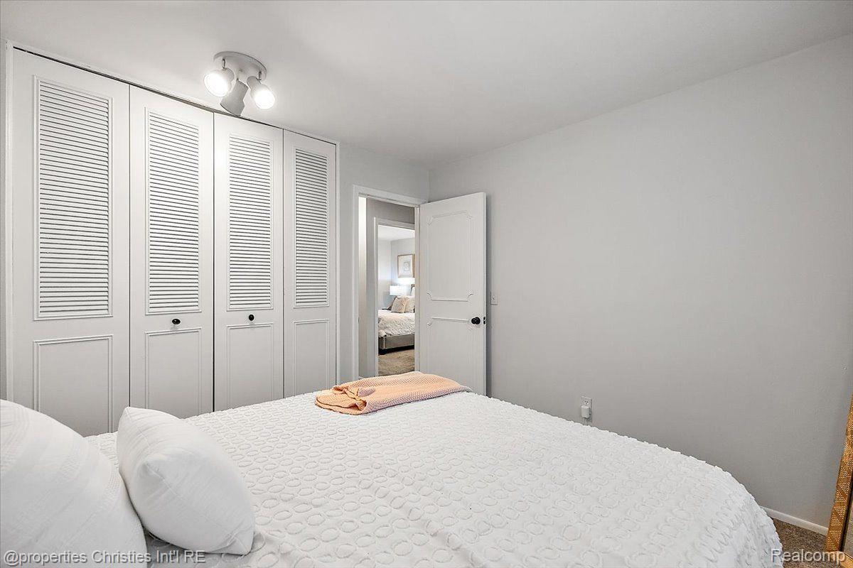 20549 WILLIAMSBURG Court