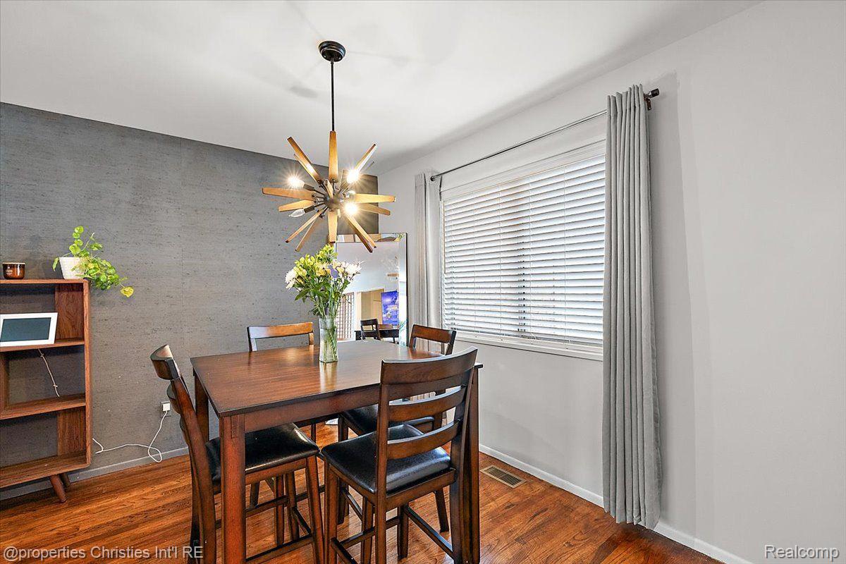 20549 WILLIAMSBURG Court