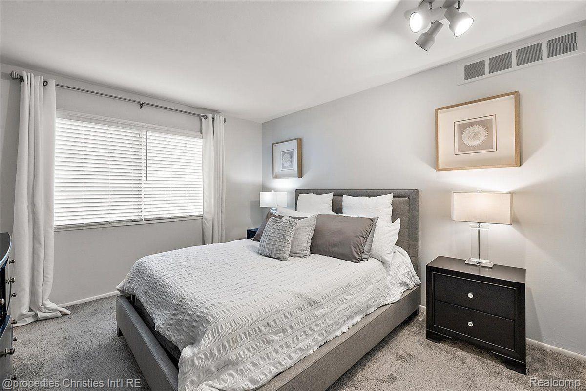 20549 WILLIAMSBURG Court