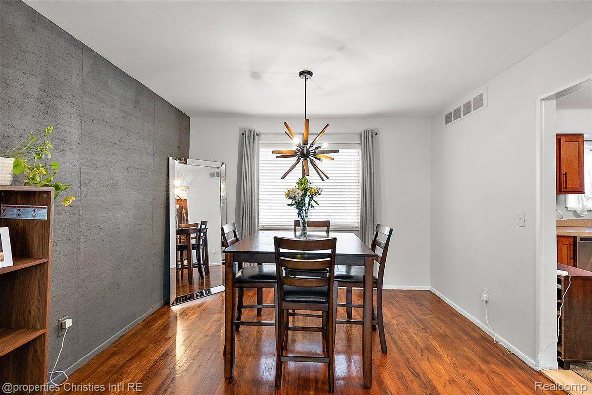 20549 WILLIAMSBURG Court