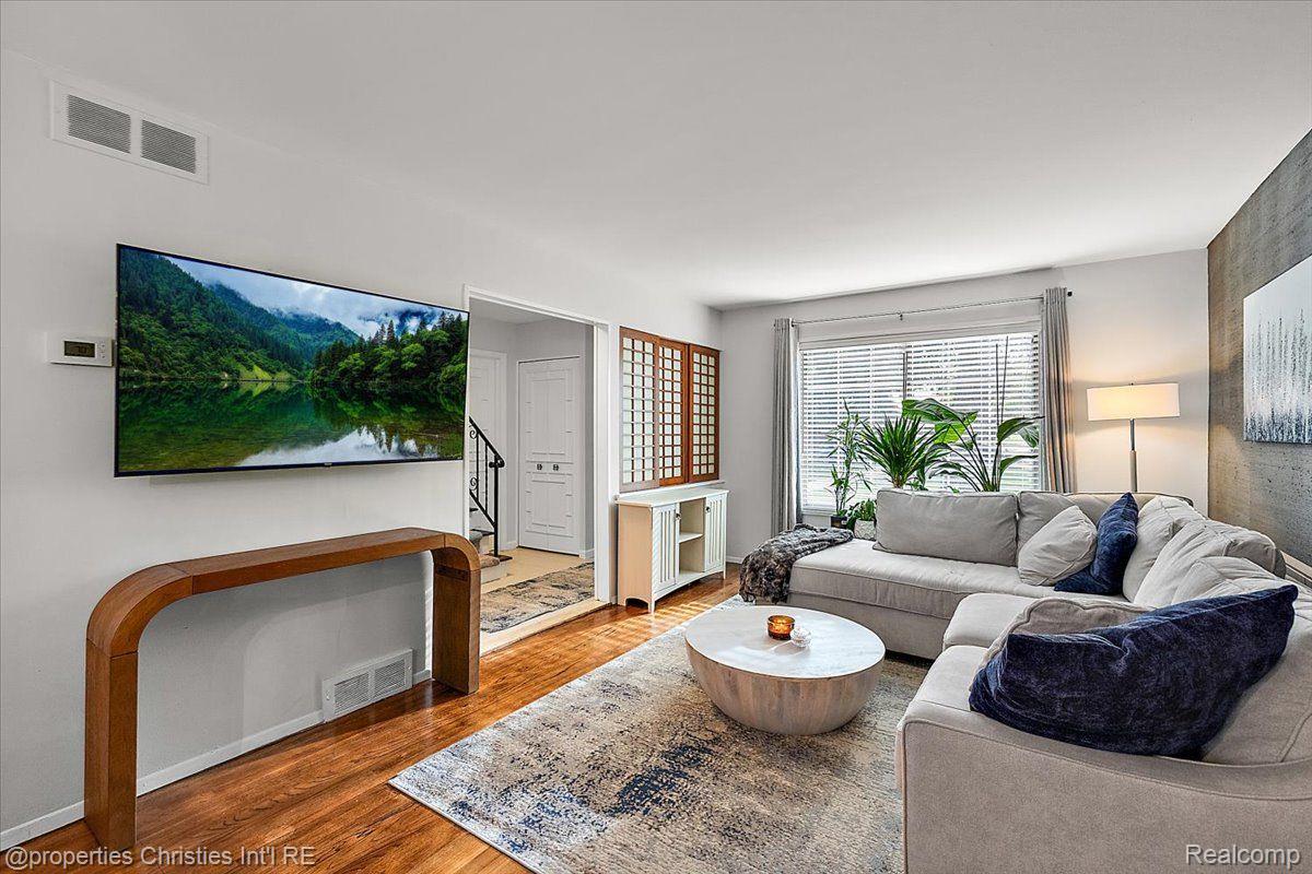 20549 WILLIAMSBURG Court