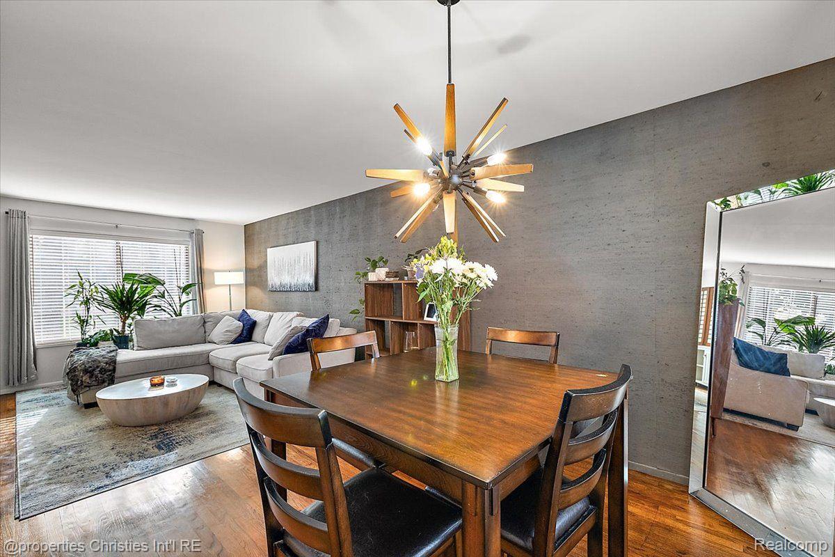 20549 WILLIAMSBURG Court