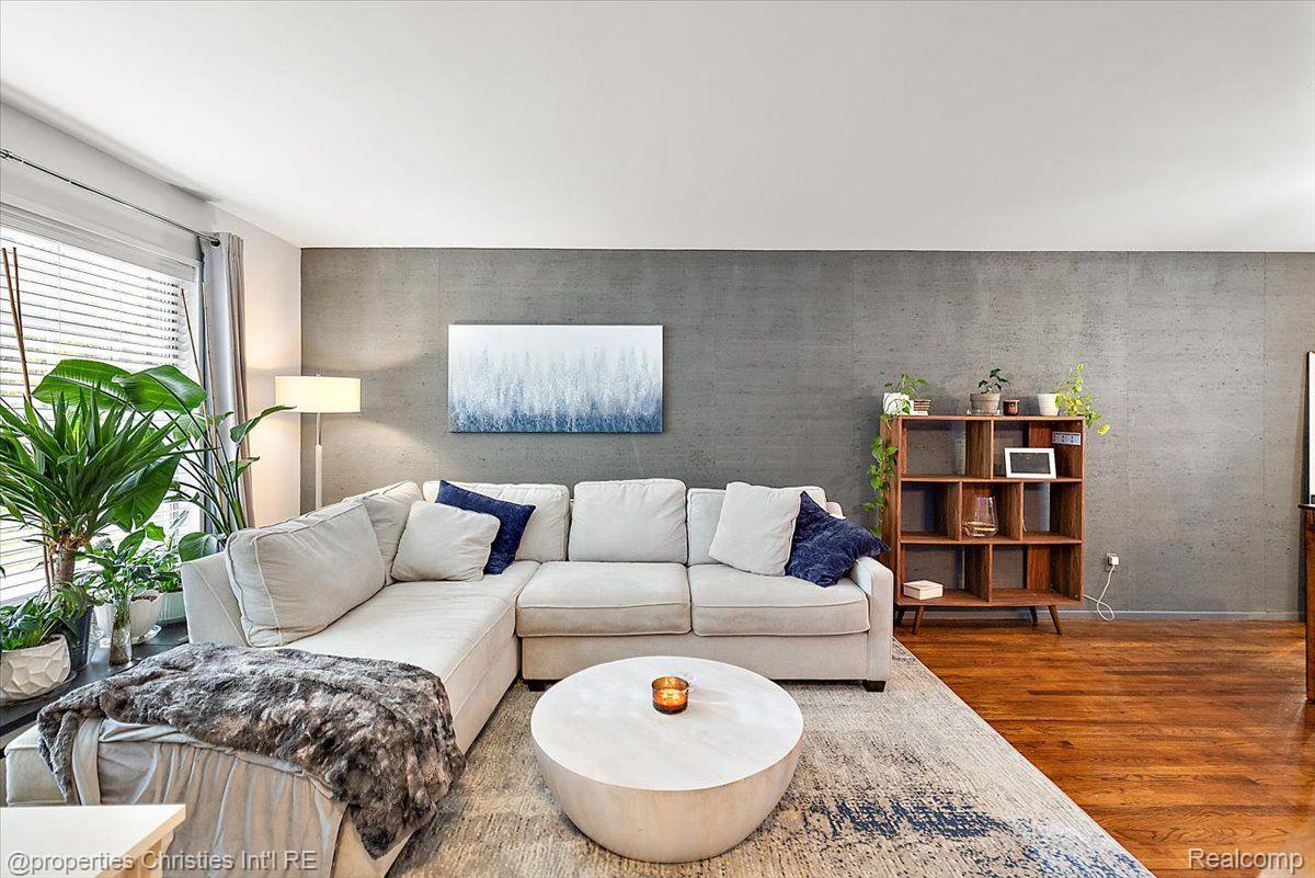 20549 WILLIAMSBURG Court