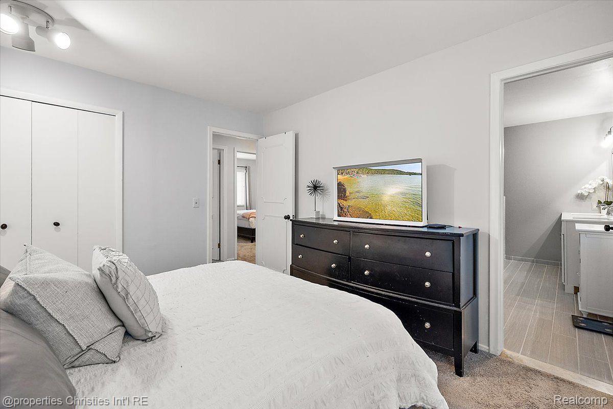 20549 WILLIAMSBURG Court