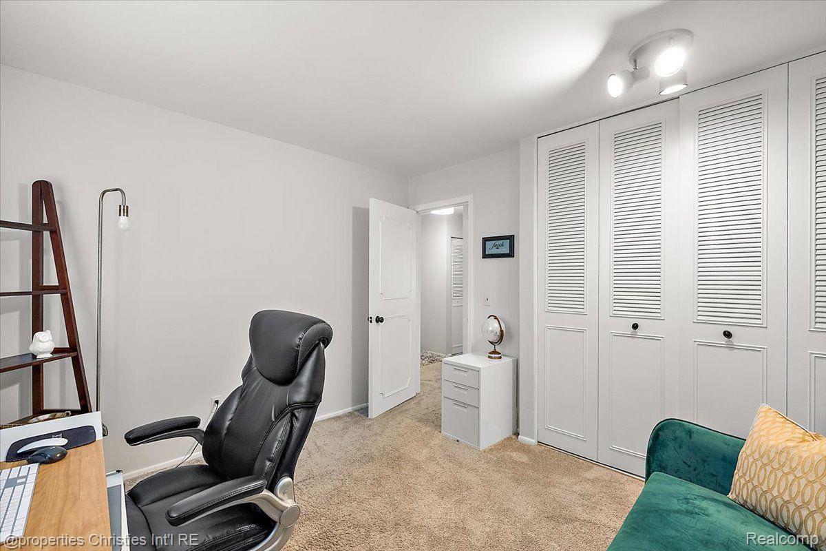 20549 WILLIAMSBURG Court