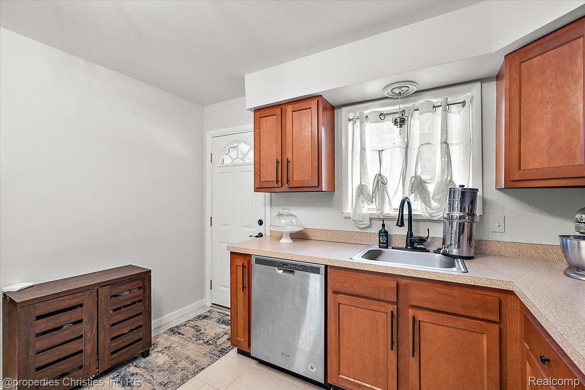 20549 WILLIAMSBURG Court