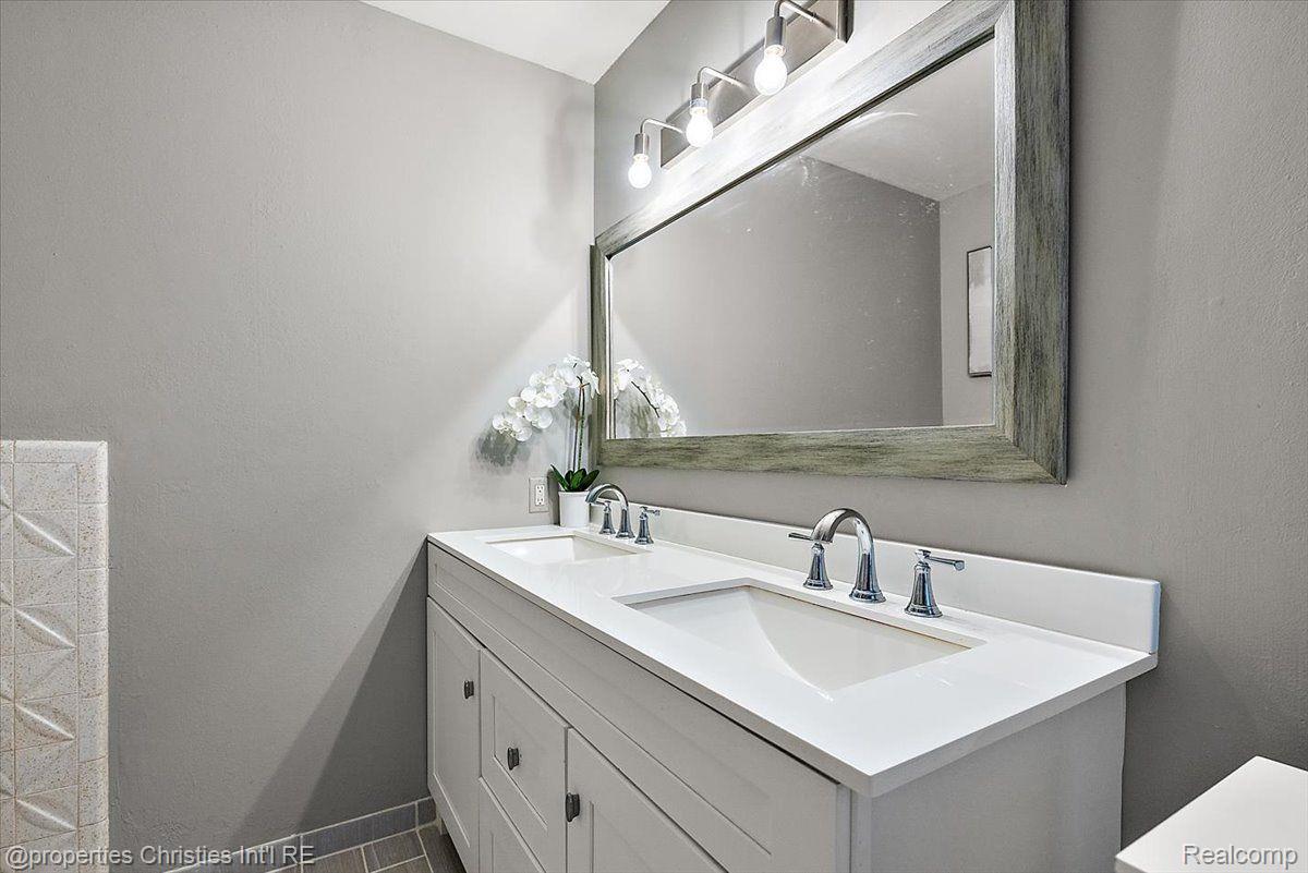 20549 WILLIAMSBURG Court