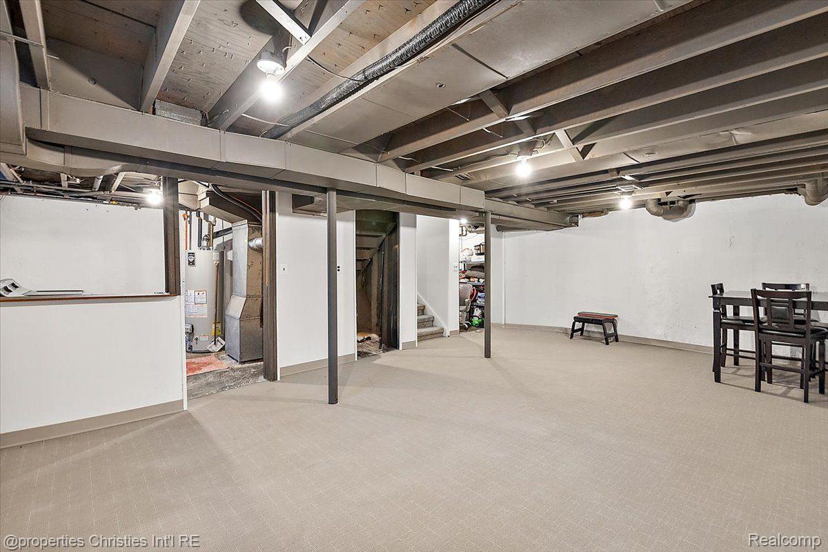 20549 WILLIAMSBURG Court