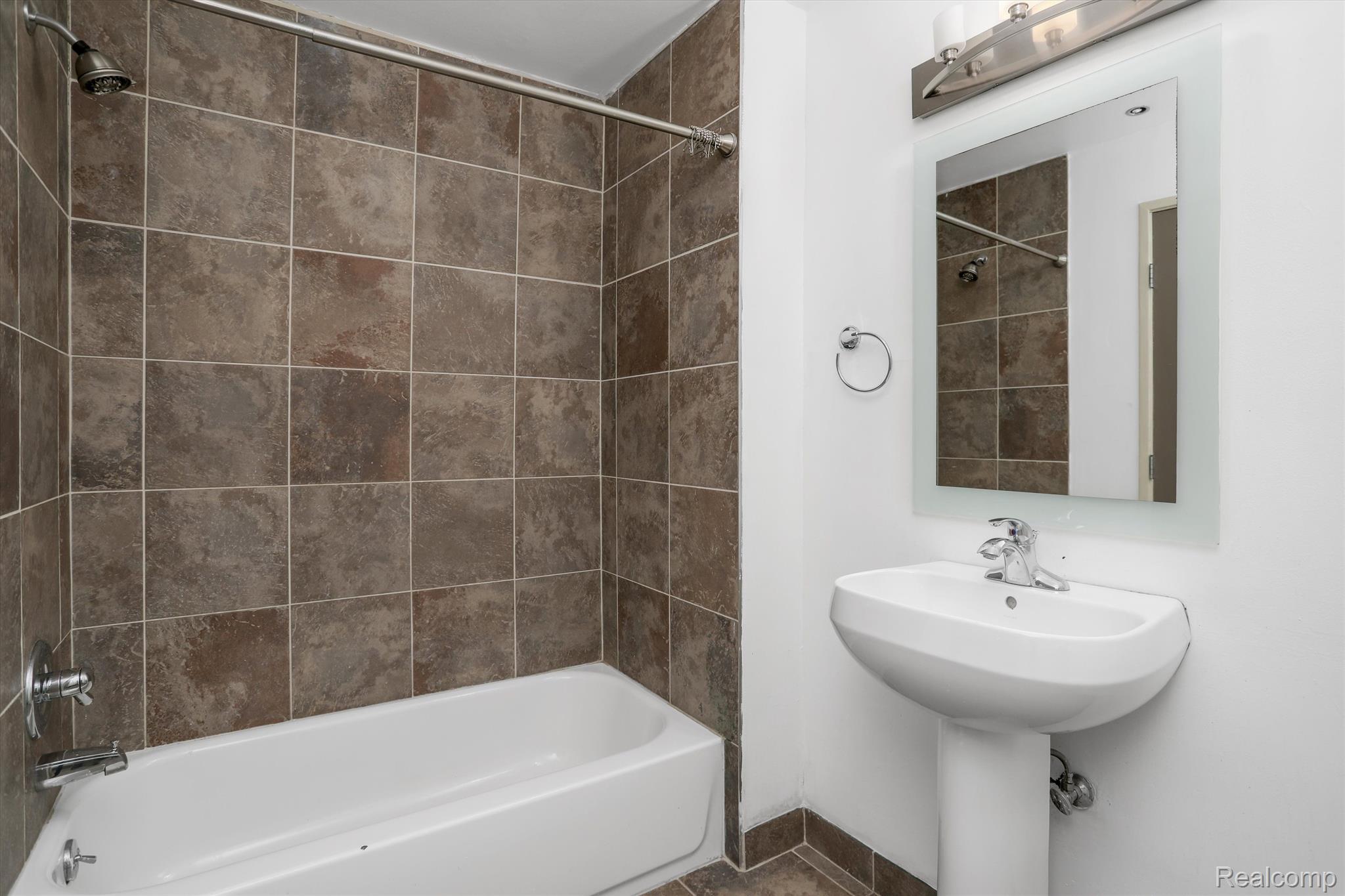 6533 E Jefferson Avenue 404