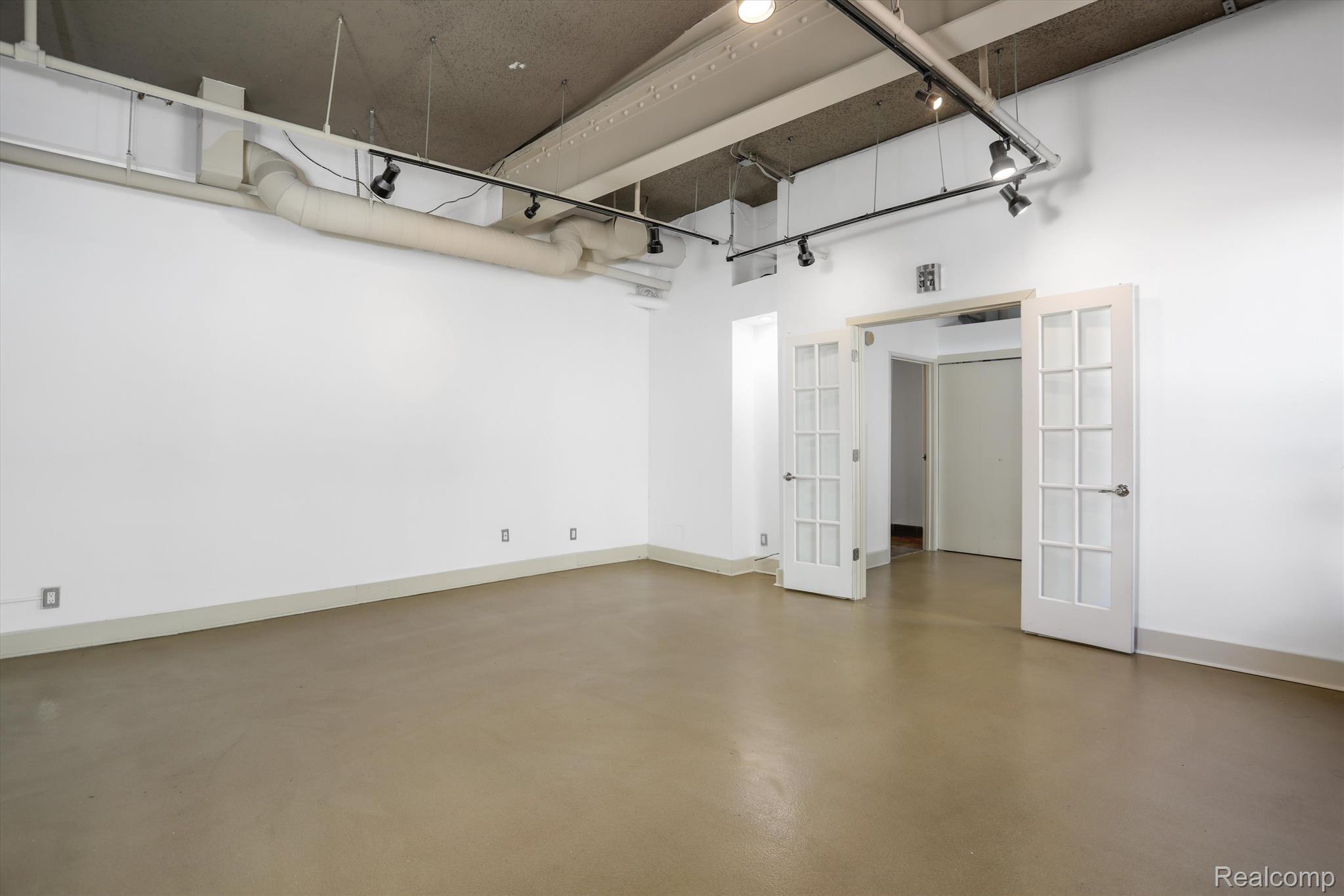 6533 E Jefferson Avenue 404