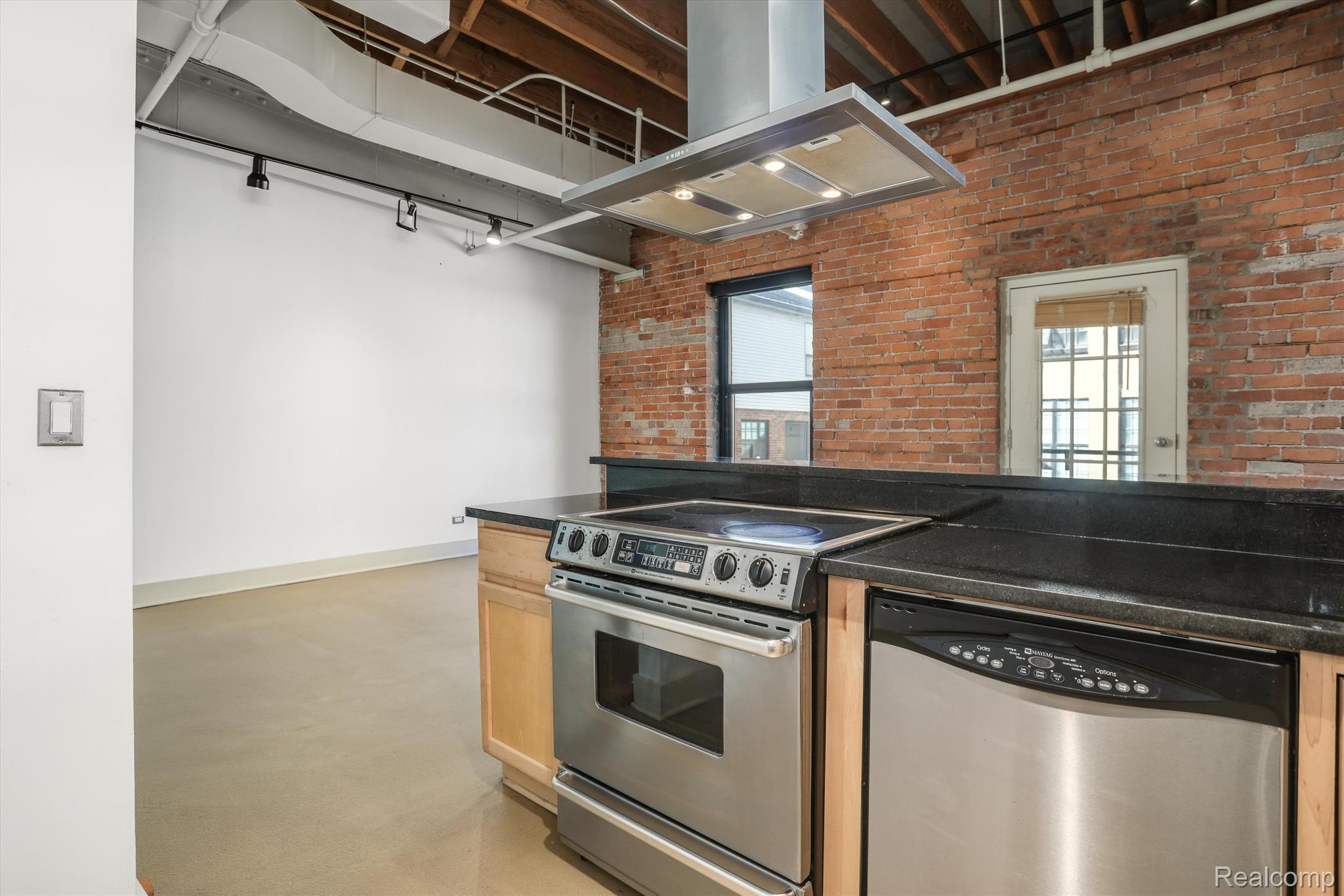 6533 E Jefferson Avenue 404