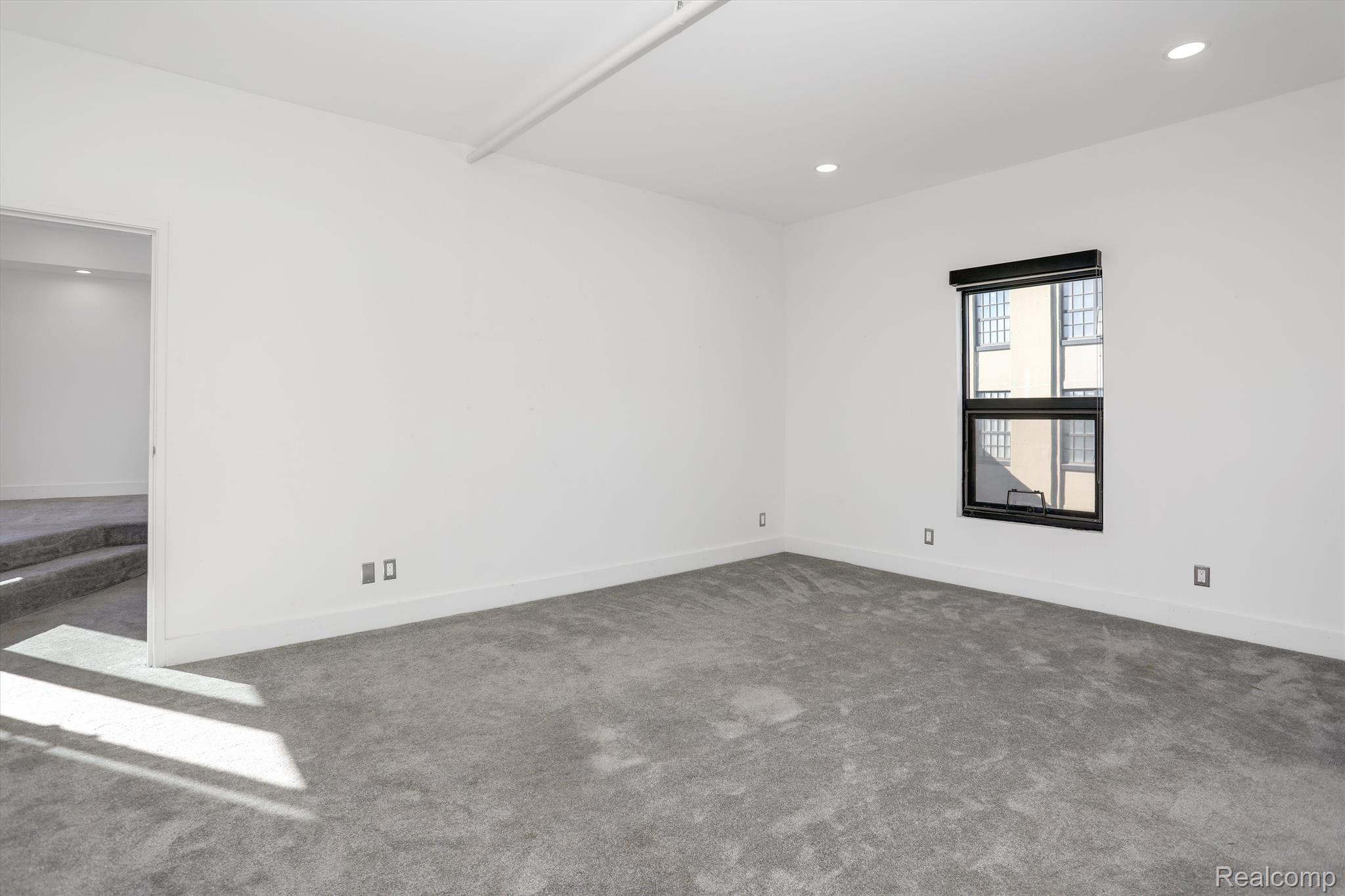 6533 E Jefferson Avenue 404