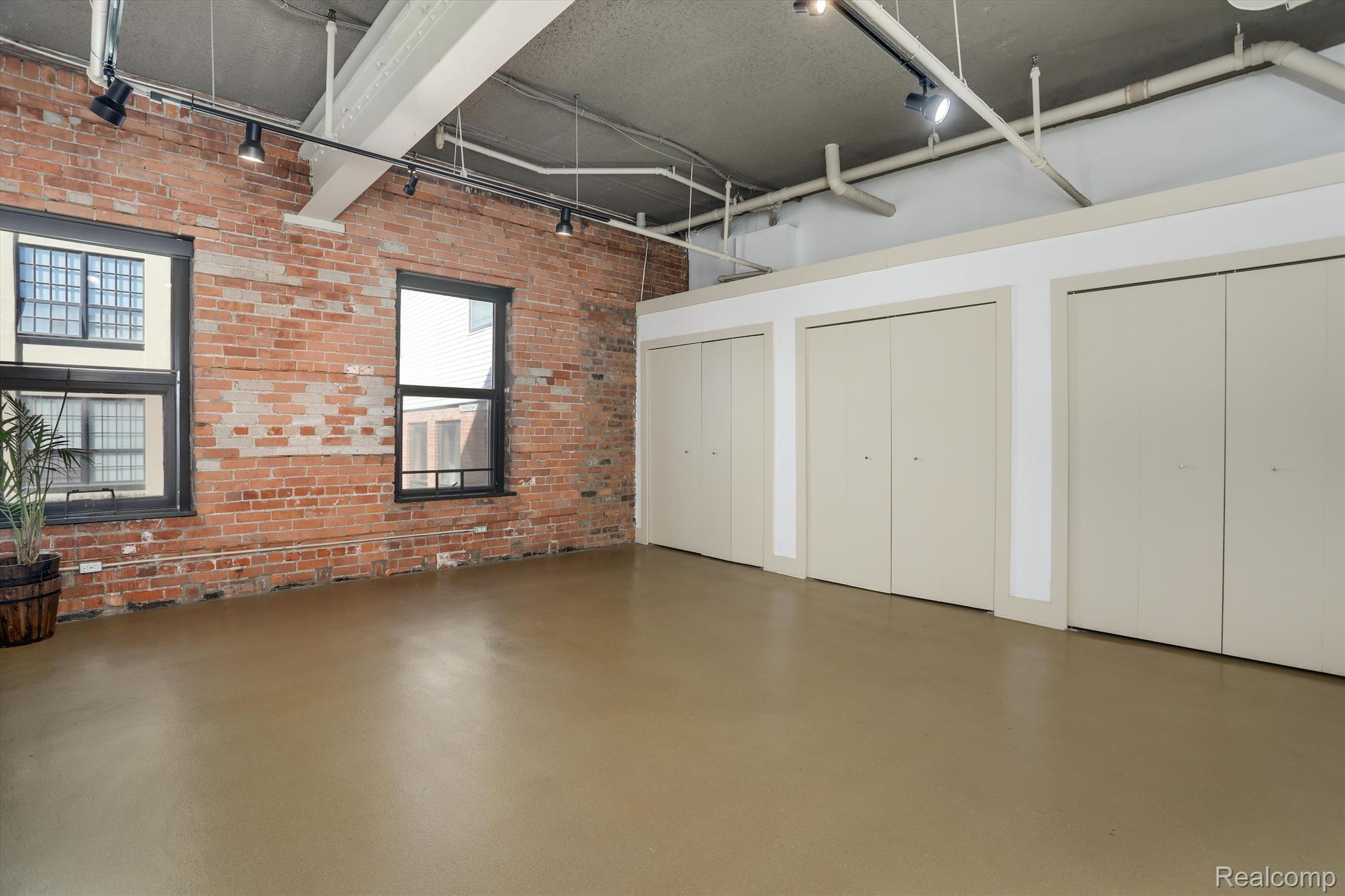 6533 E Jefferson Avenue 404