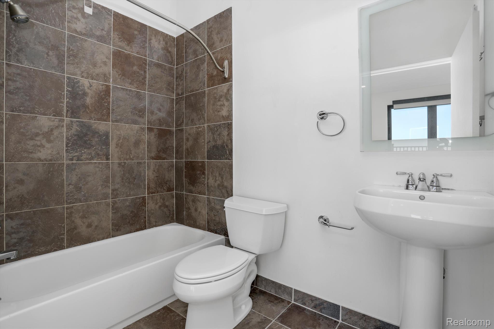 6533 E Jefferson Avenue 404