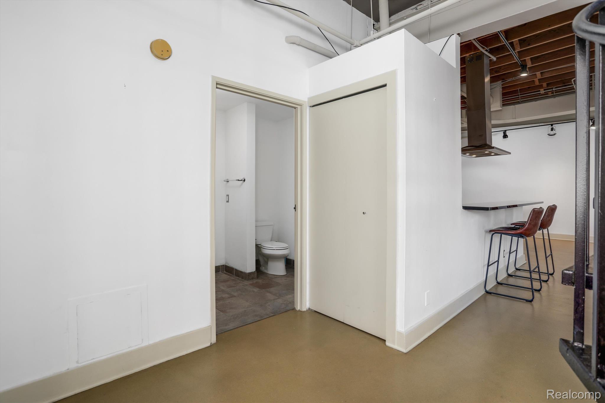 6533 E Jefferson Avenue 404