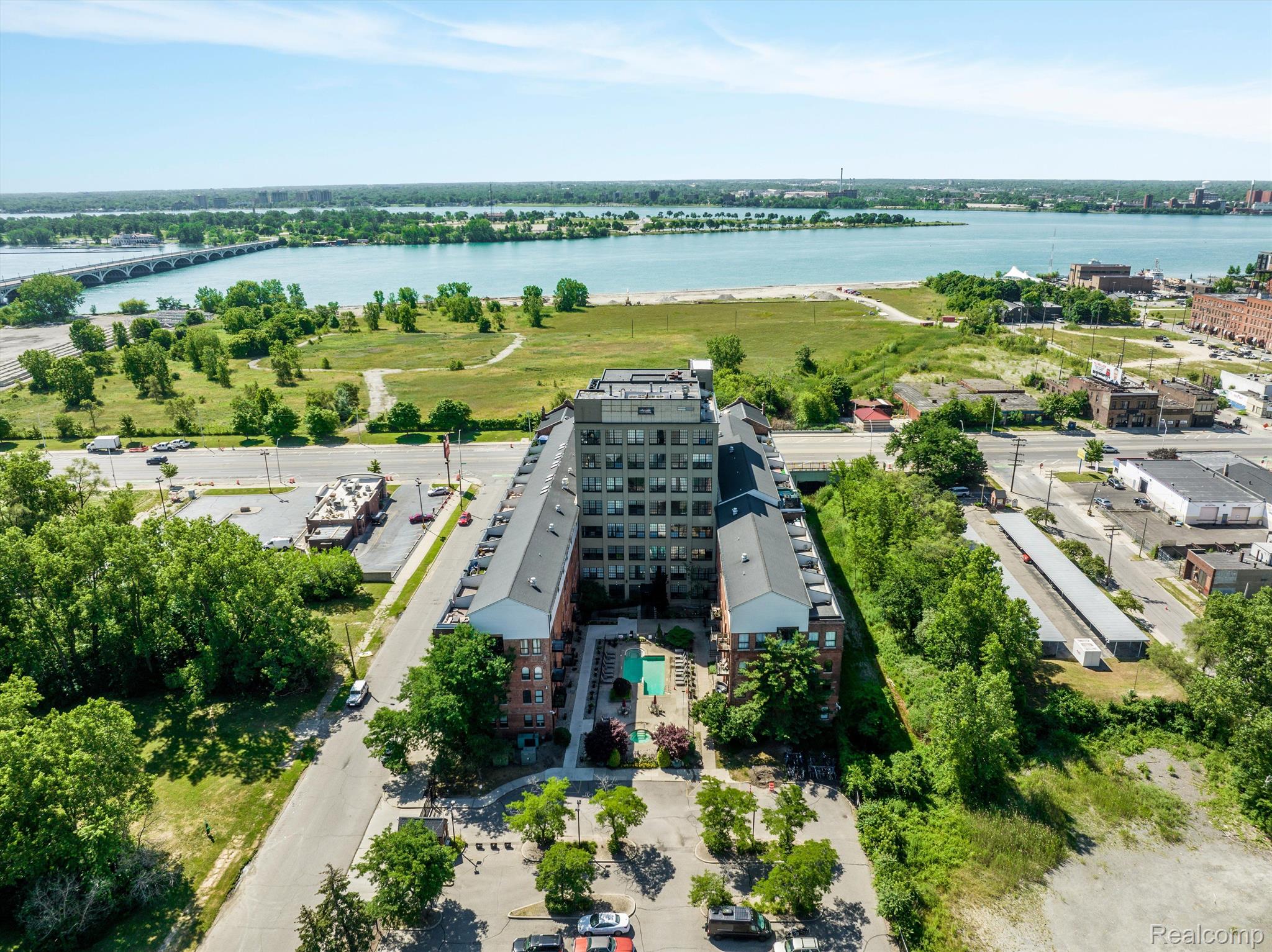 6533 E Jefferson Avenue 404