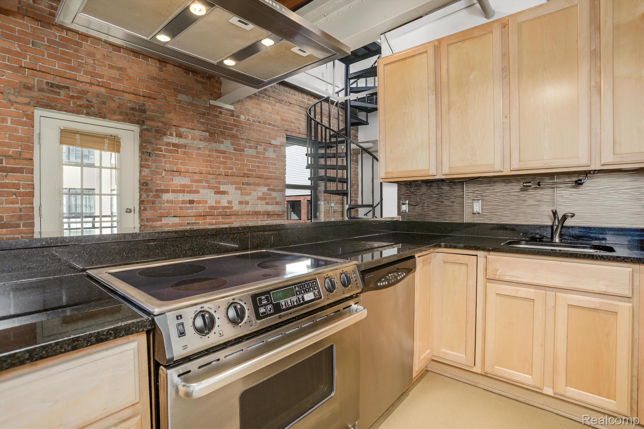 6533 E Jefferson Avenue 404