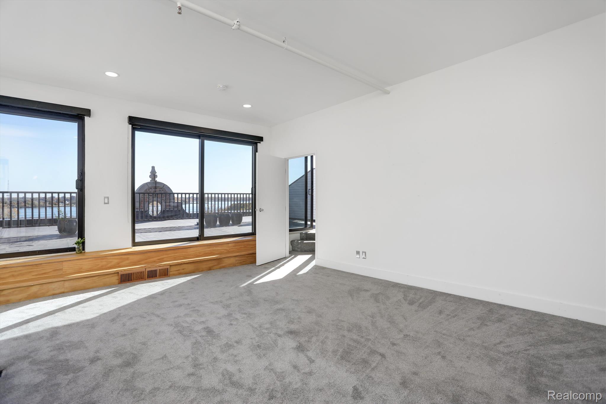 6533 E Jefferson Avenue 404