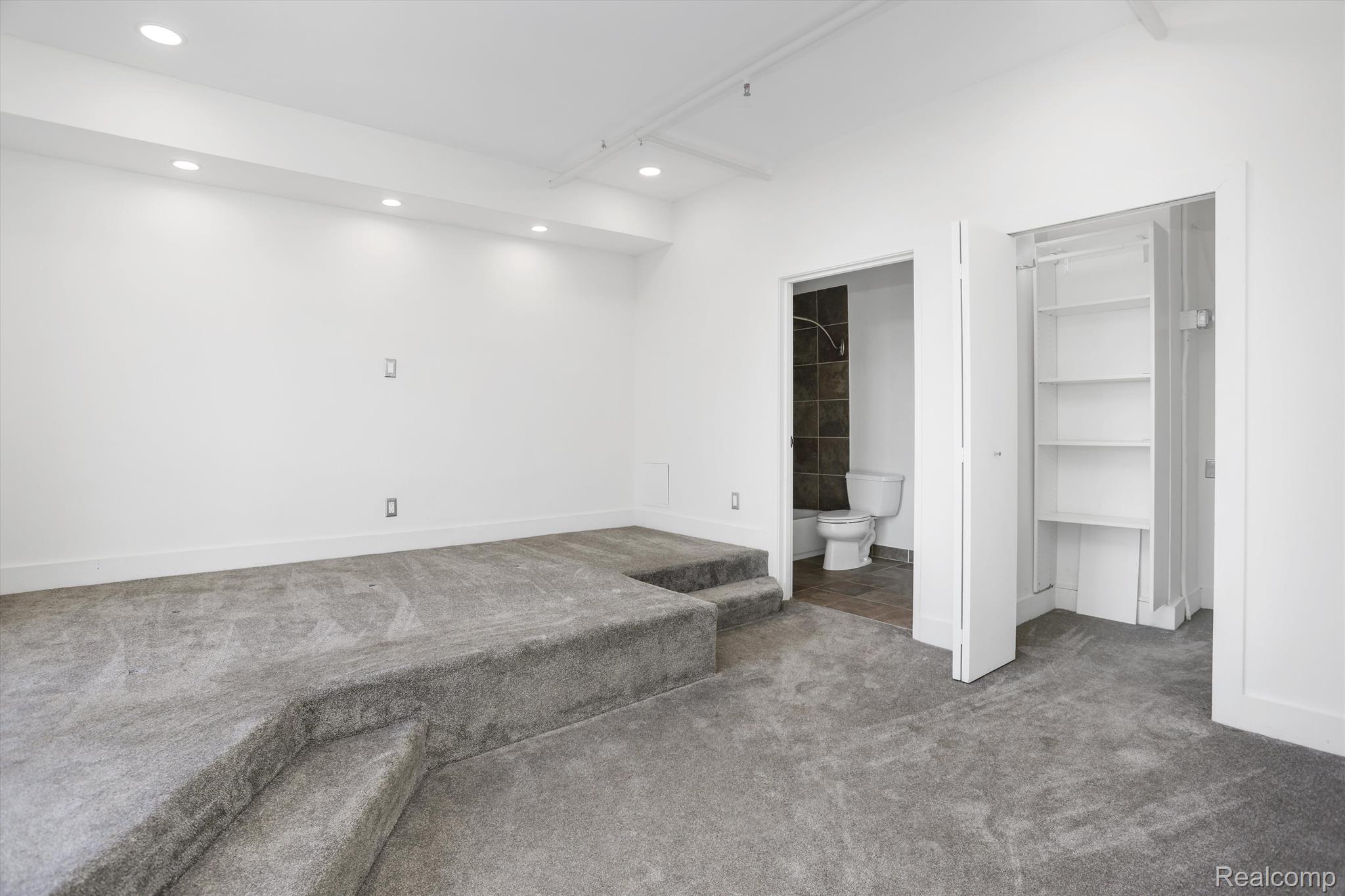 6533 E Jefferson Avenue 404