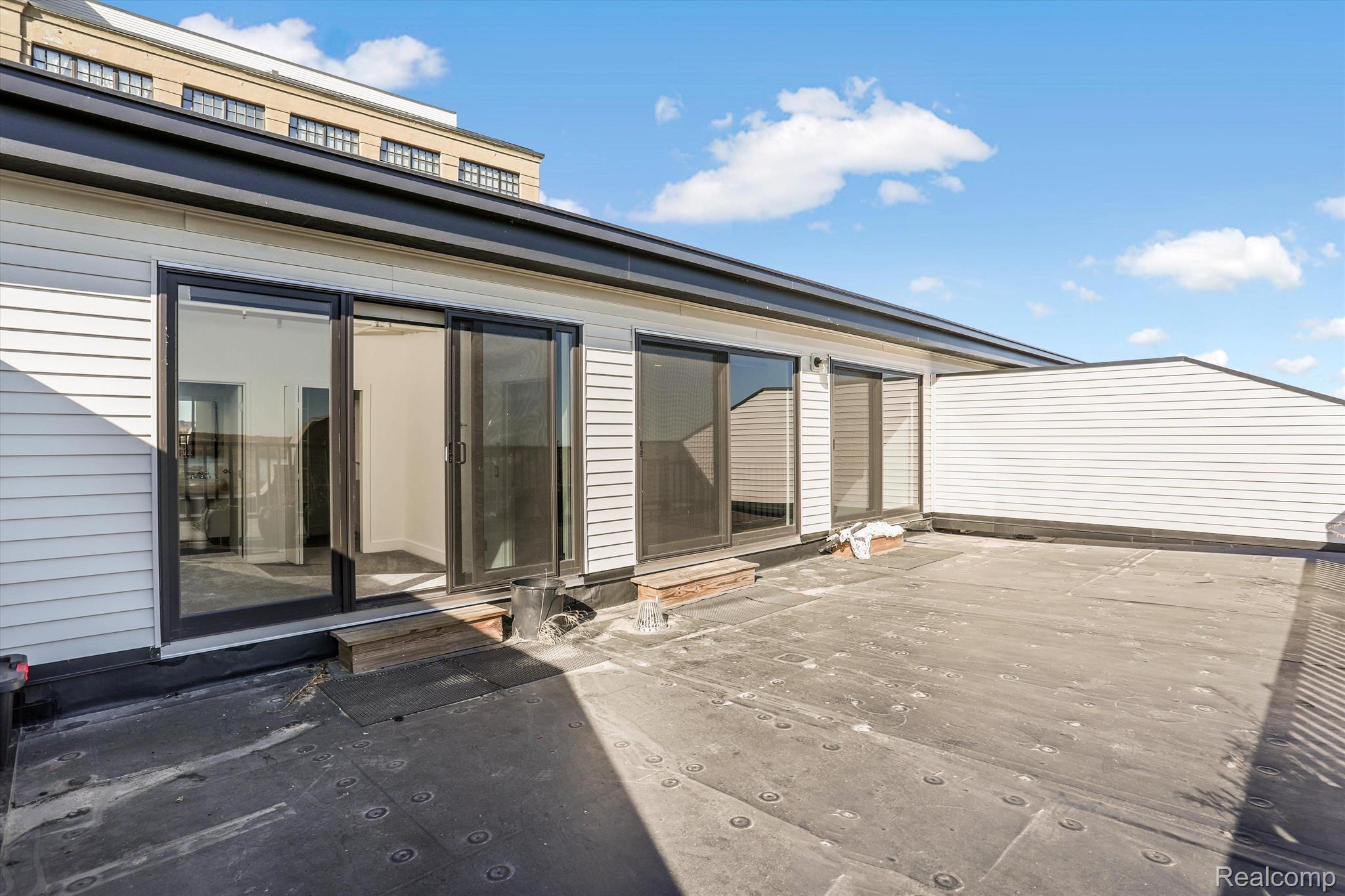 6533 E Jefferson Avenue 404