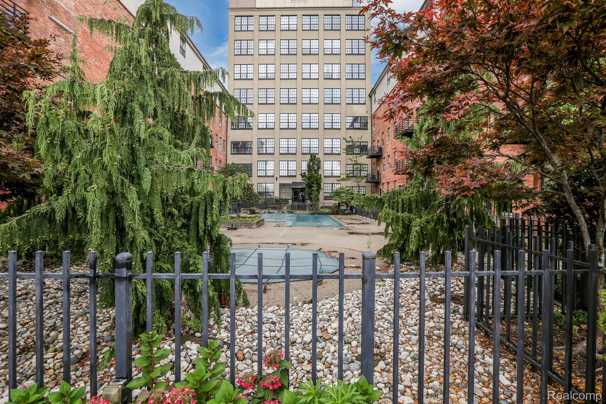 6533 E Jefferson Avenue 404