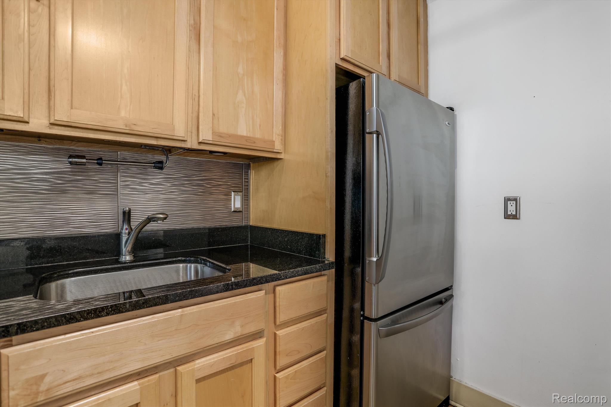 6533 E Jefferson Avenue 404