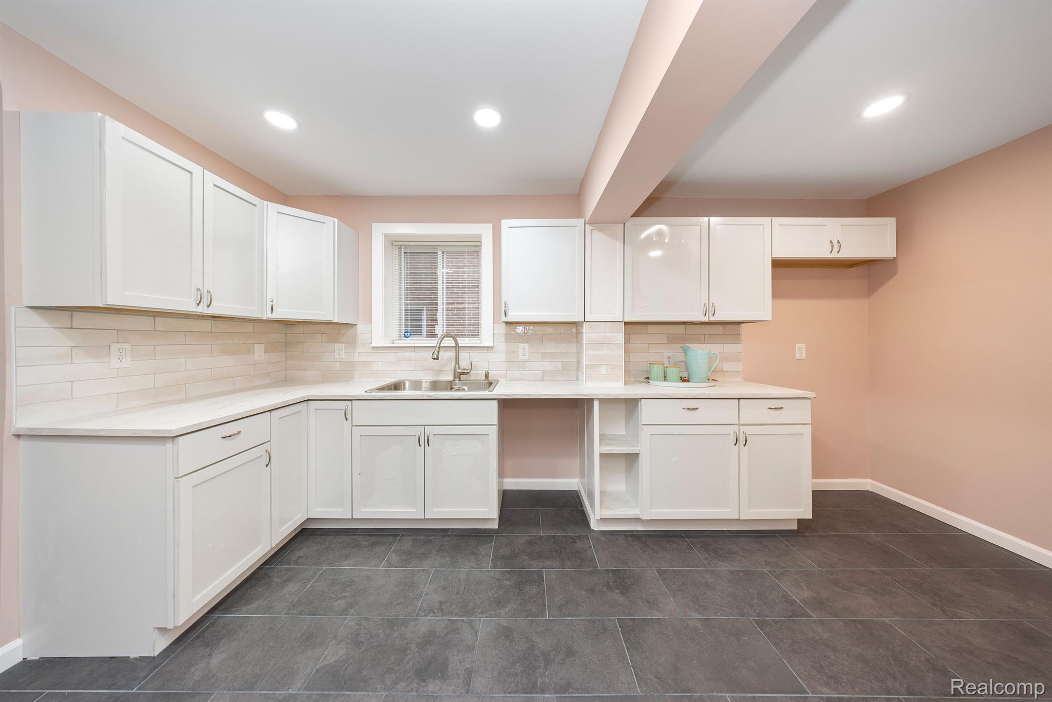 16555 MENDOTA Street