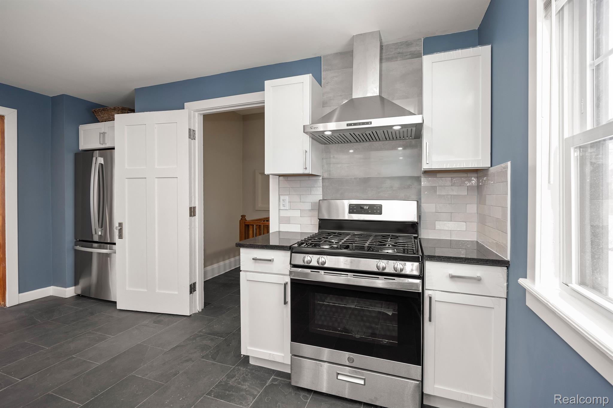 2256 N LA SALLE