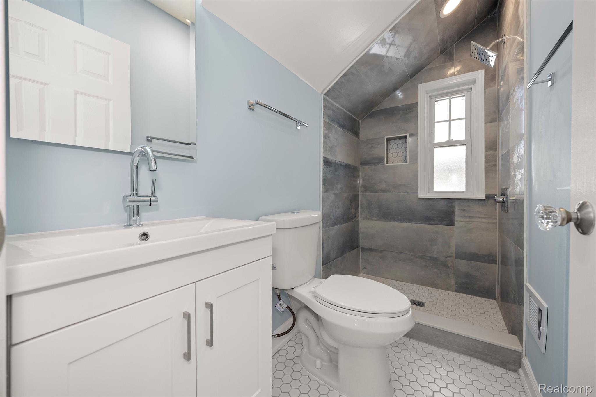 2256 N LA SALLE