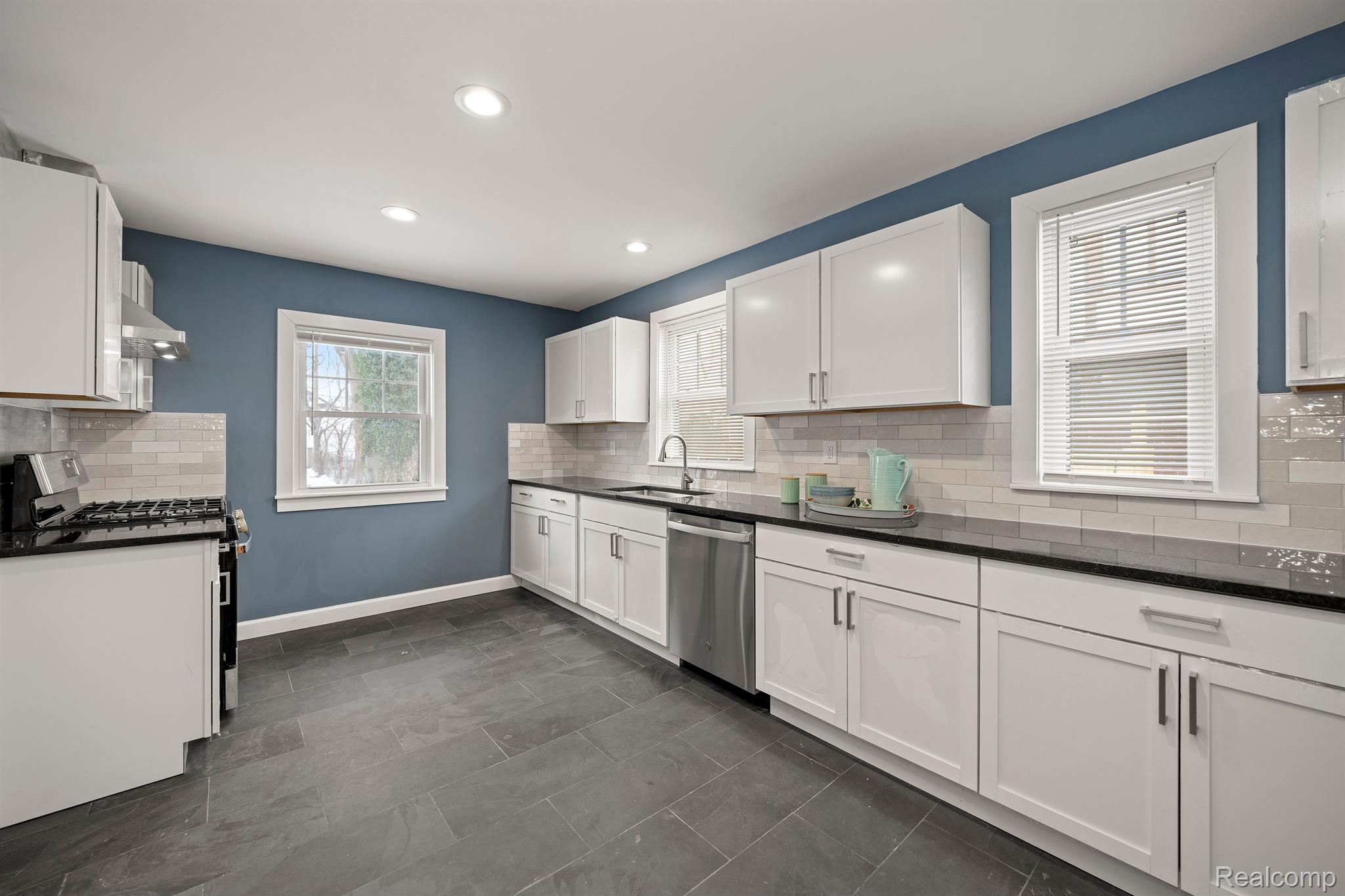 2256 N LA SALLE