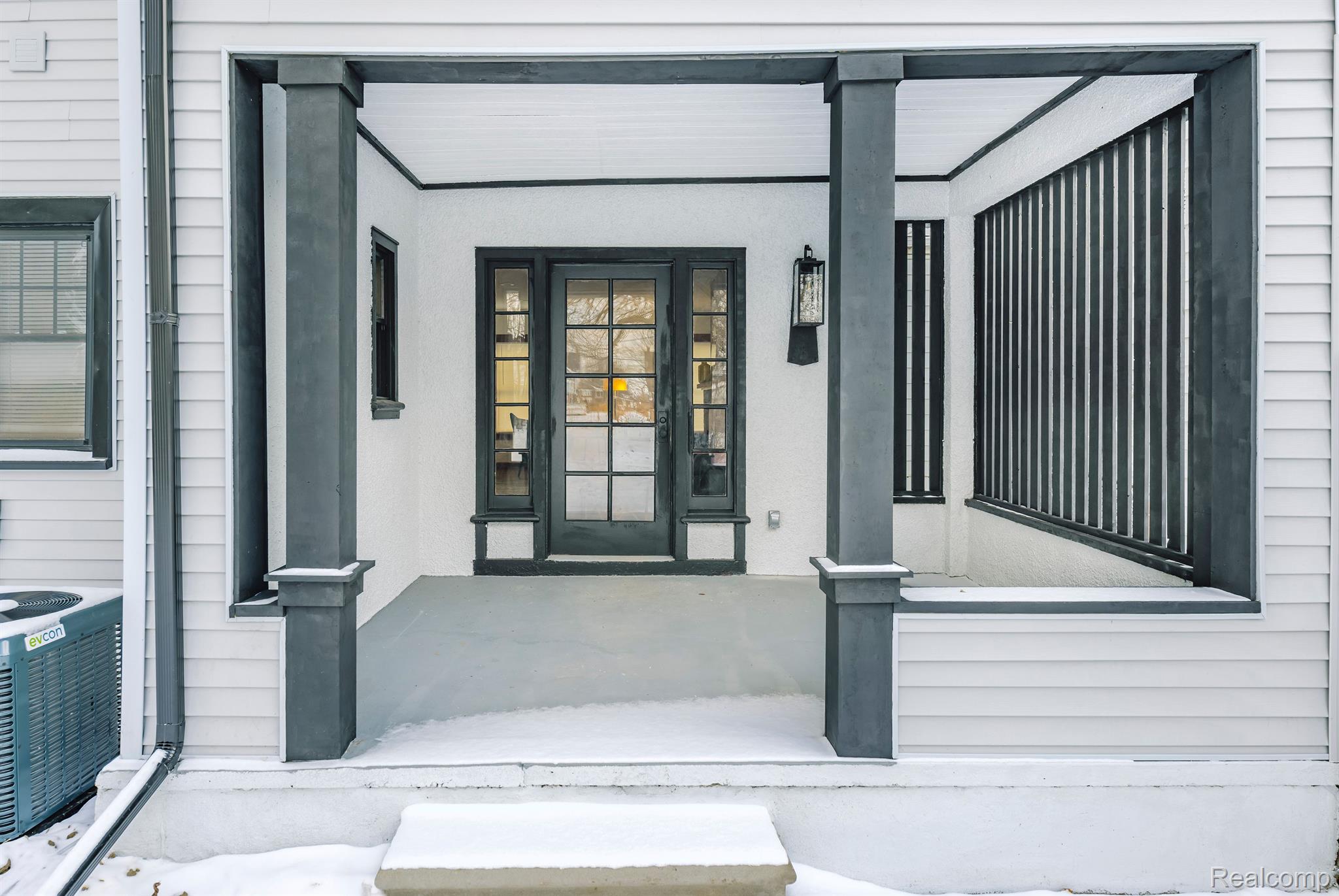 2256 N LA SALLE