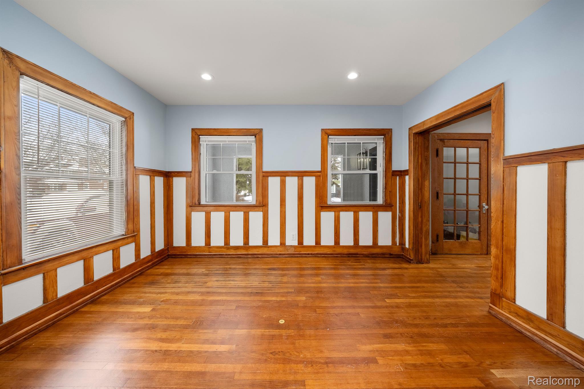 2256 N LA SALLE