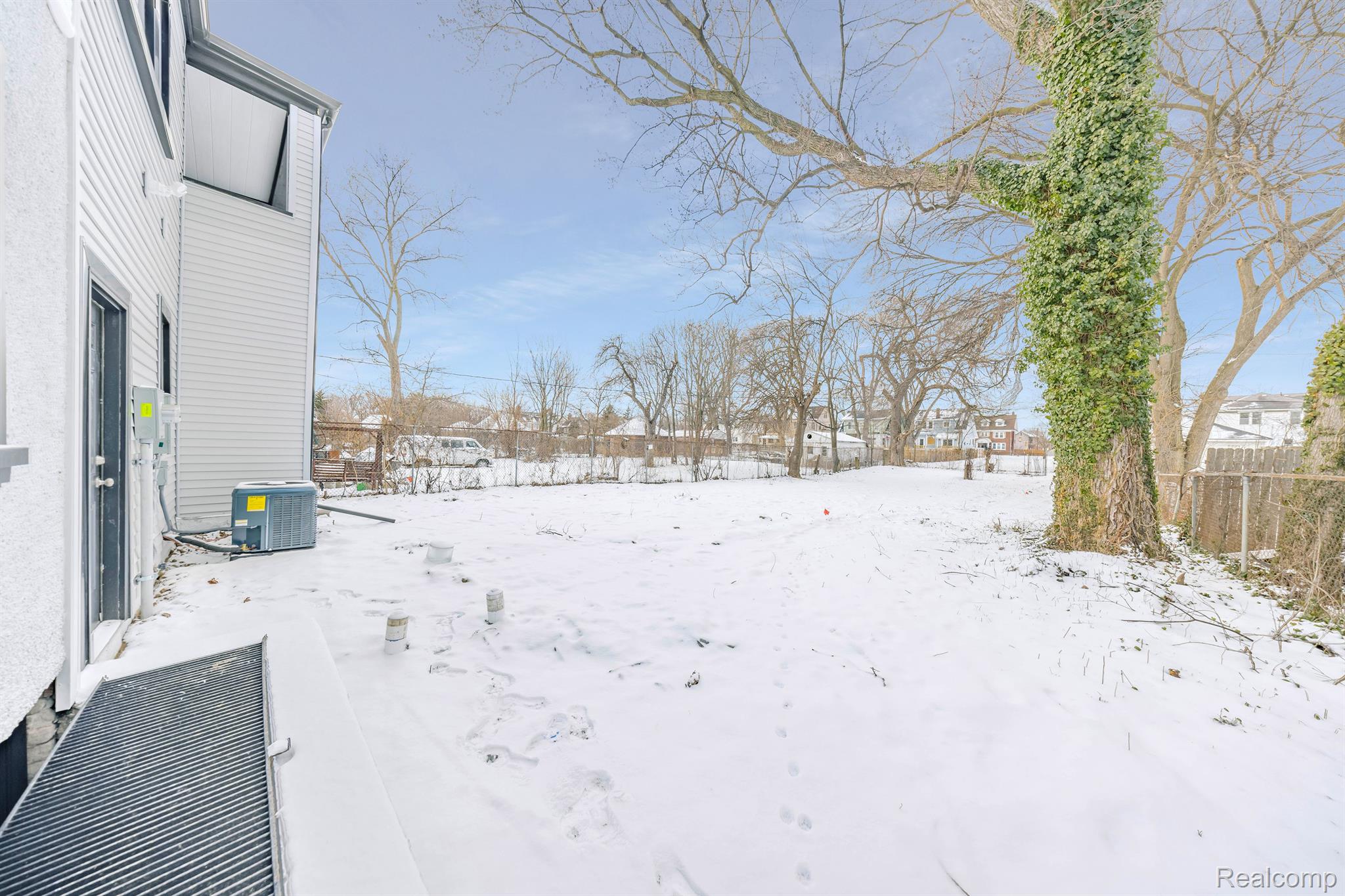 2256 N LA SALLE