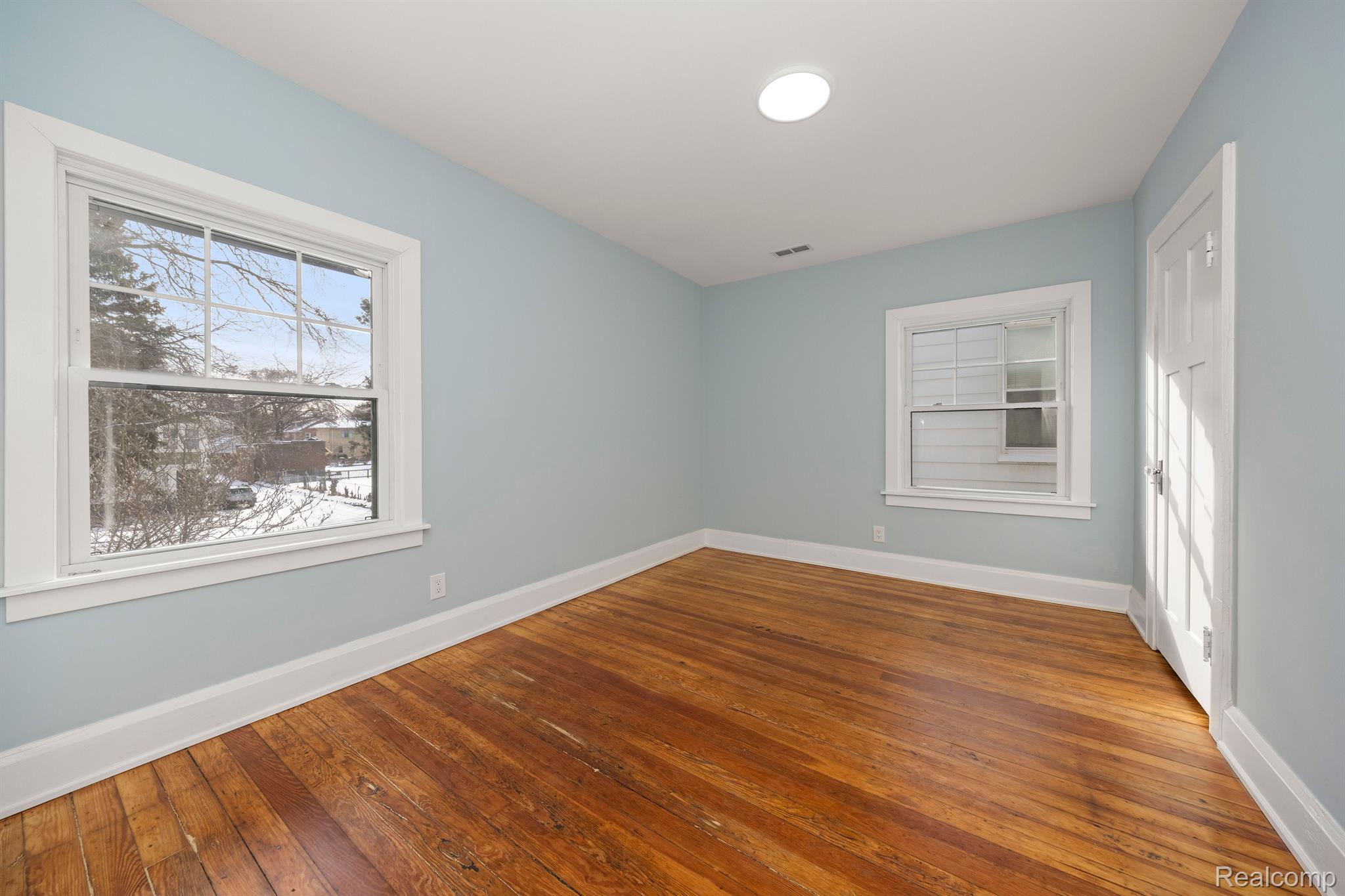 2256 N LA SALLE