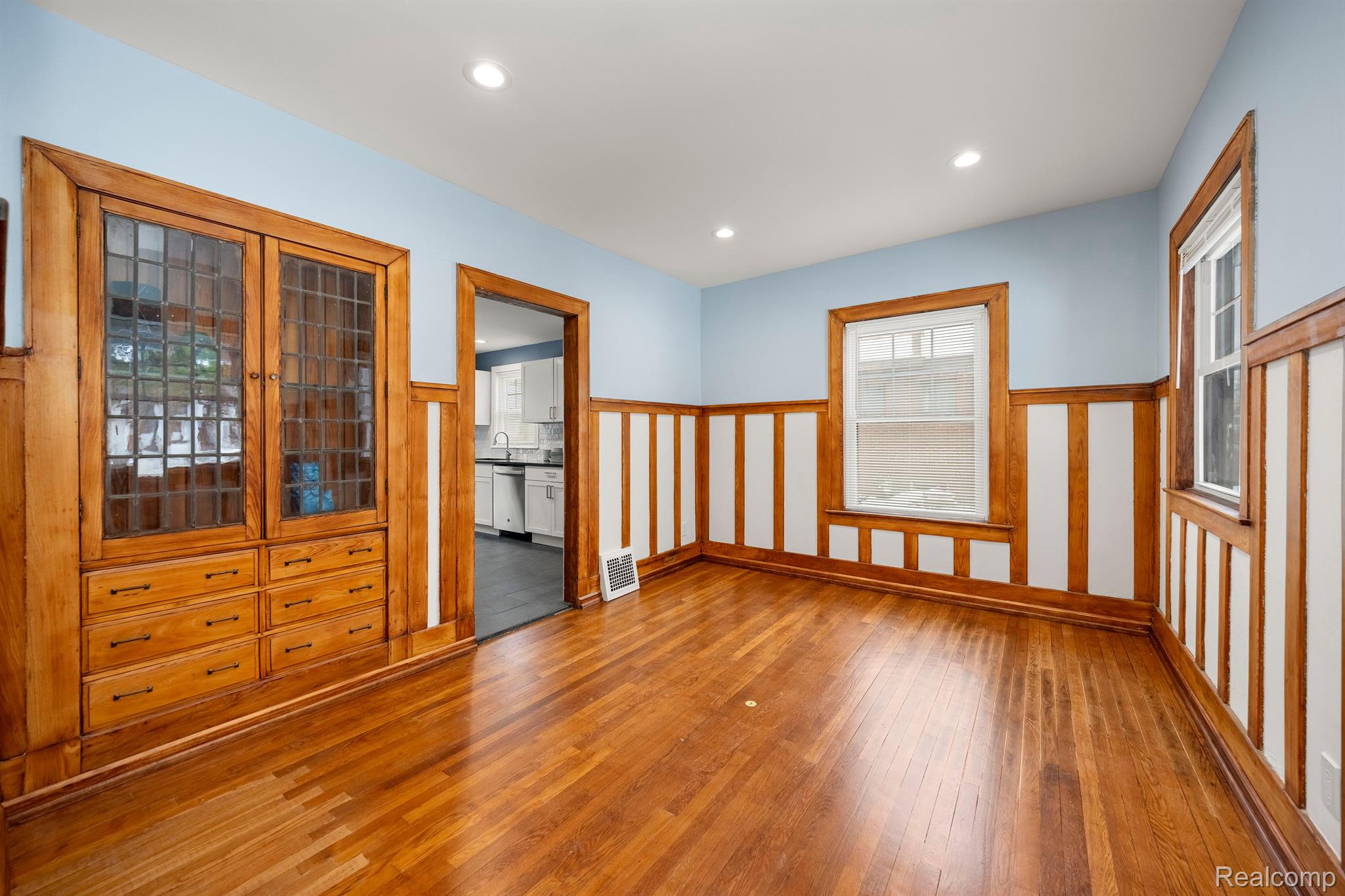 2256 N LA SALLE