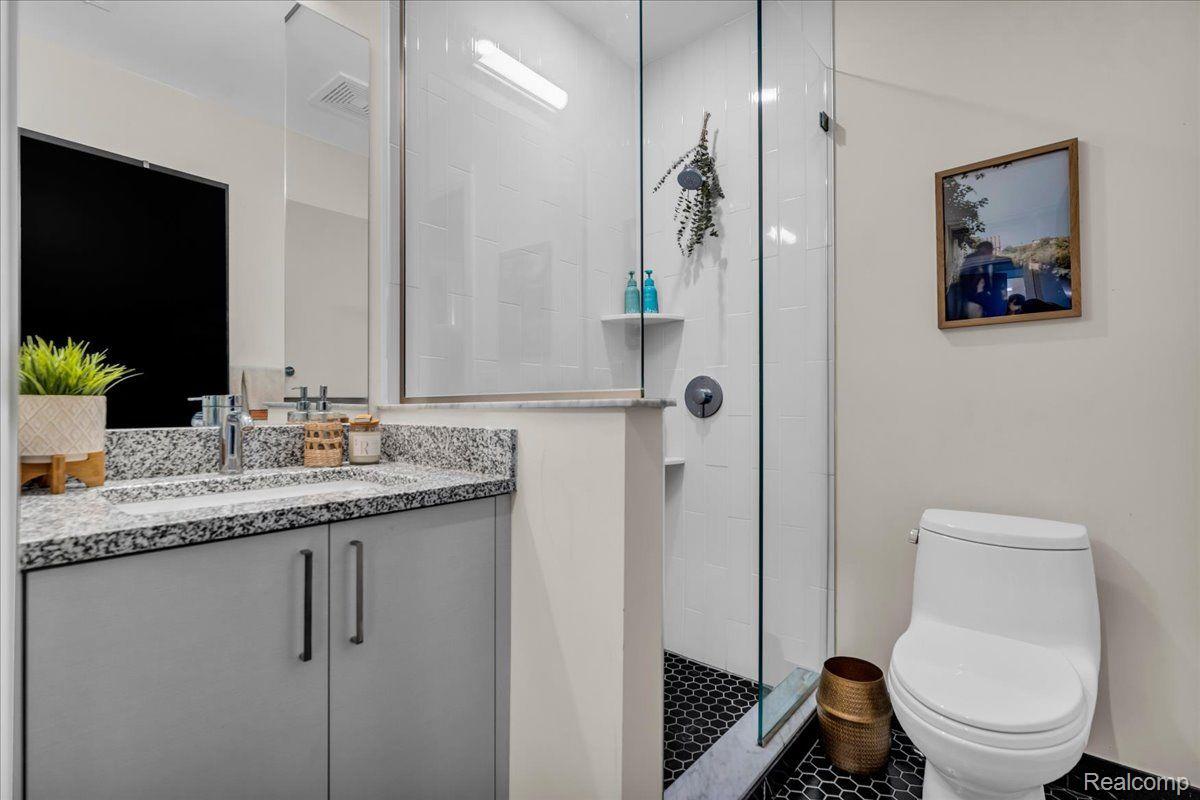 438 Selden Street 202