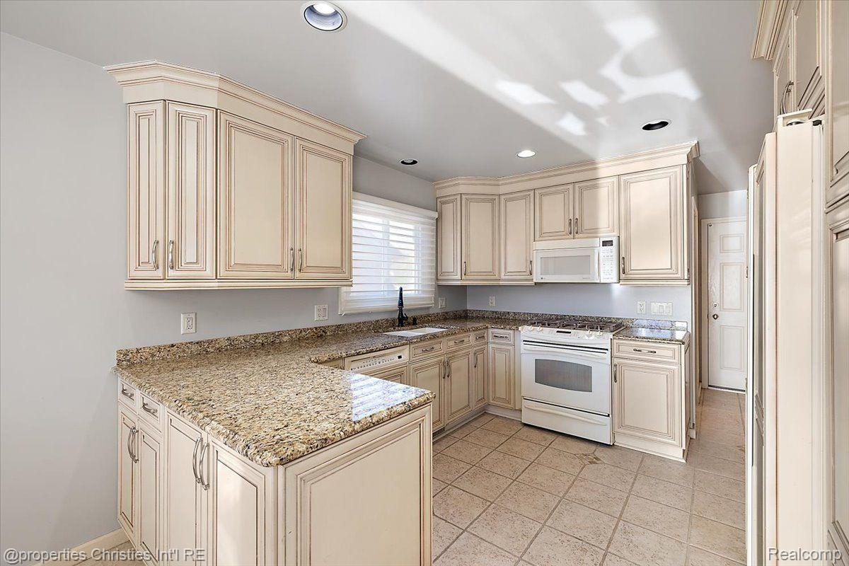 7716 MAPLE Drive